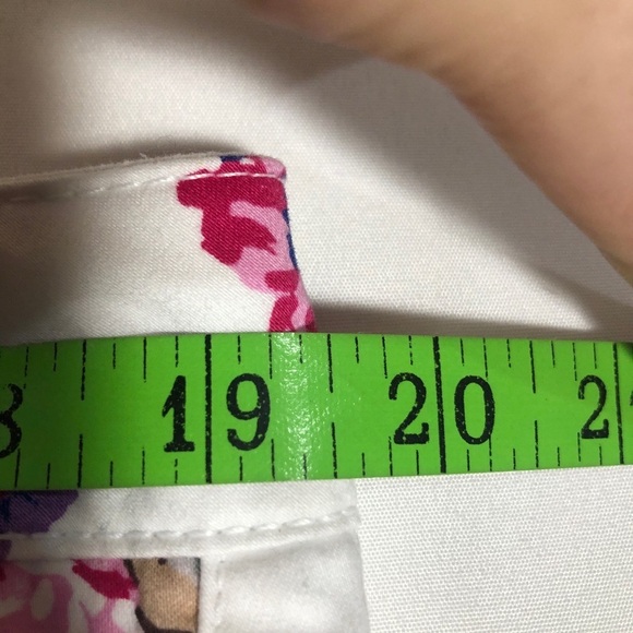 Womens White and Floral Pants. Waist 39” x Inseam 32”(14). - Picture 3 of 7